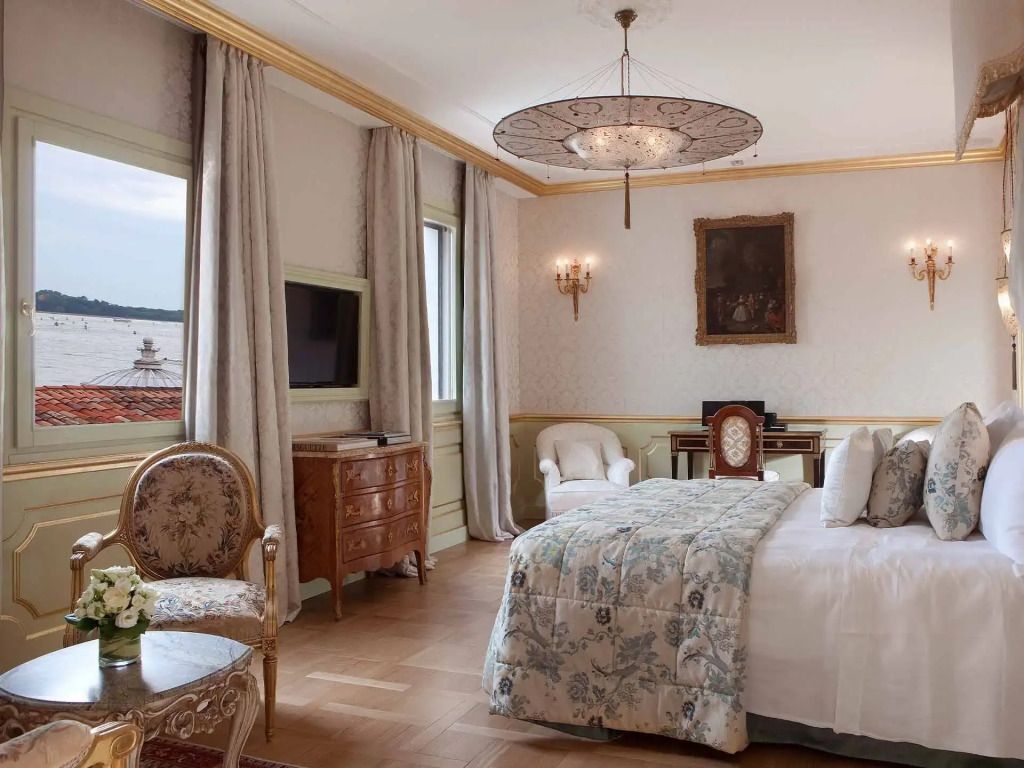 Harmonisch dekoriertes Schlafzimmer mit Doppelbett, Fensterblick und eleganten Möbeln.
