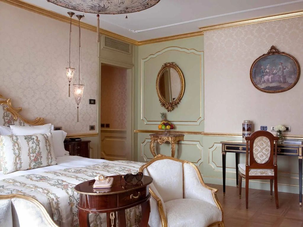 Klassische Suite mit luxuriösen Möbeln und kunstvoller Wandgestaltung.