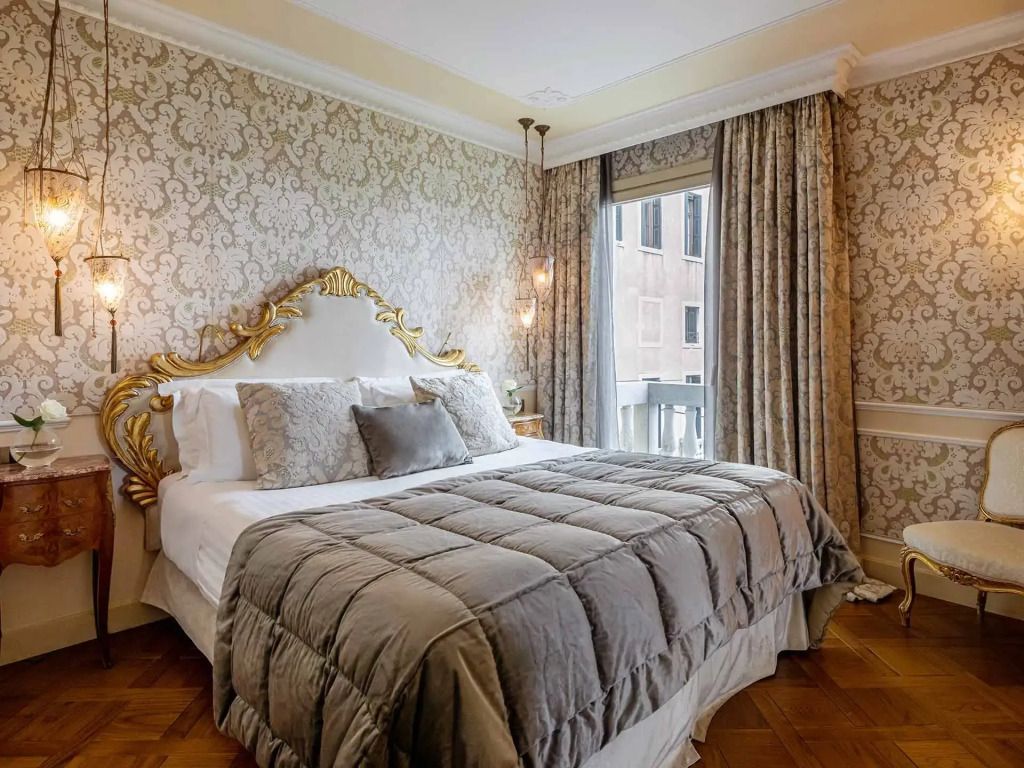 Elegant eingerichtetes Schlafzimmer in der Sansovino Suite mit luxuriösem Doppelbett