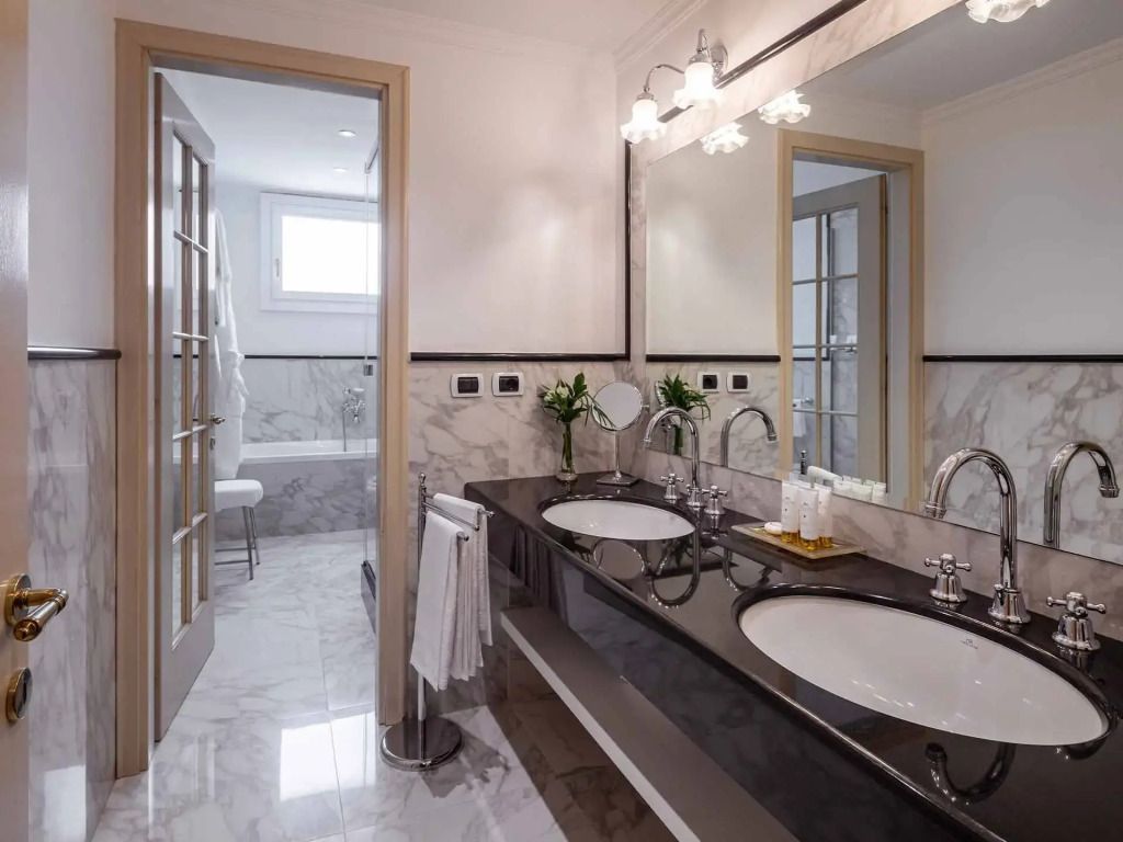 Badezimmer in der Sansovino Suite mit Doppelwaschbecken und Marmordetails