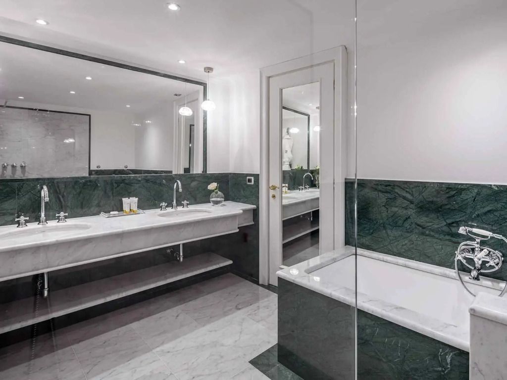 Modern gestaltetes Badezimmer mit Badewanne in der Sansovino Suite