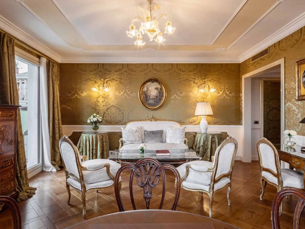 Luxuriös eingerichtetes Wohnzimmer mit klassischer Dekoration in der Sansovino Suite