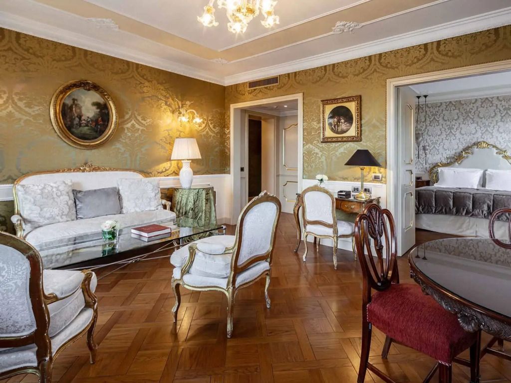 Stilvolles Wohnzimmer der Sansovino Suite mit eleganten Möbeln und Dekor