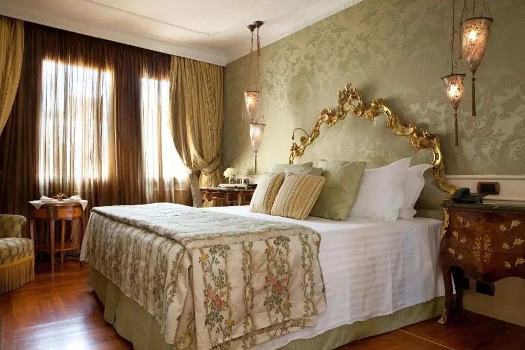 Elegantes Superior Doppelzimmer mit goldener Verzierung und klassischer Einrichtung
