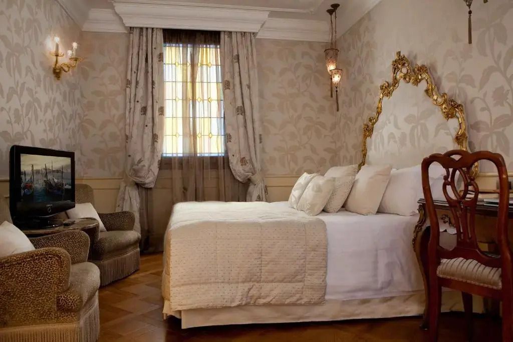 Fein dekoriertes Superior Doppelzimmer mit stilvollen Kronleuchtern und klassischen Möbeln