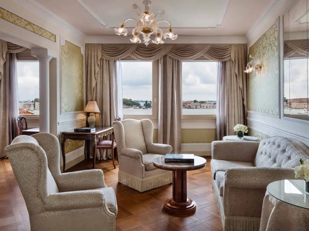 Wohnbereich der Suite mit Sesseln und großem Fensterblick