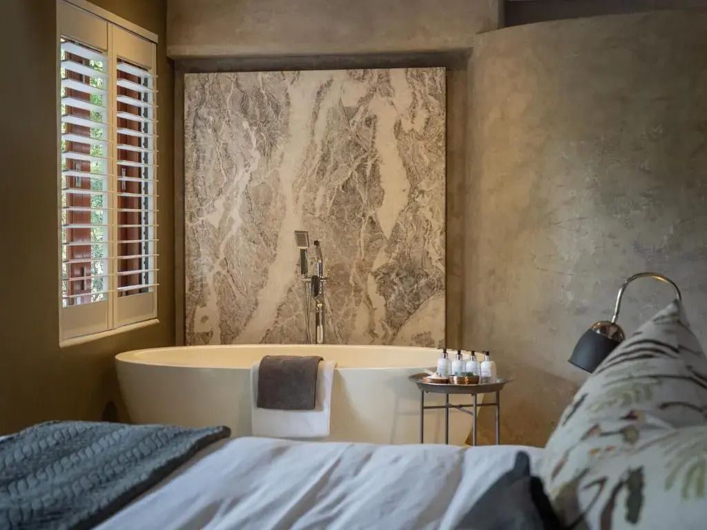 Modernes Badezimmer mit freistehender Badewanne und stilvollen Wanddetails.