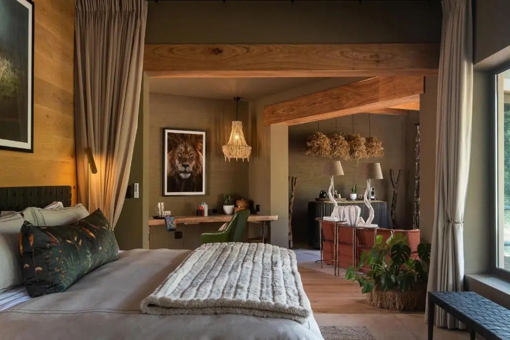 Geräumiges Schlafzimmer mit Schreibtisch und eleganter Inneneinrichtung