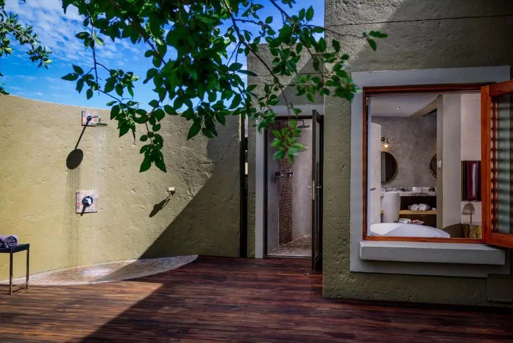 Privater Außenbereich mit gemütlicher Terrasse und Badblick