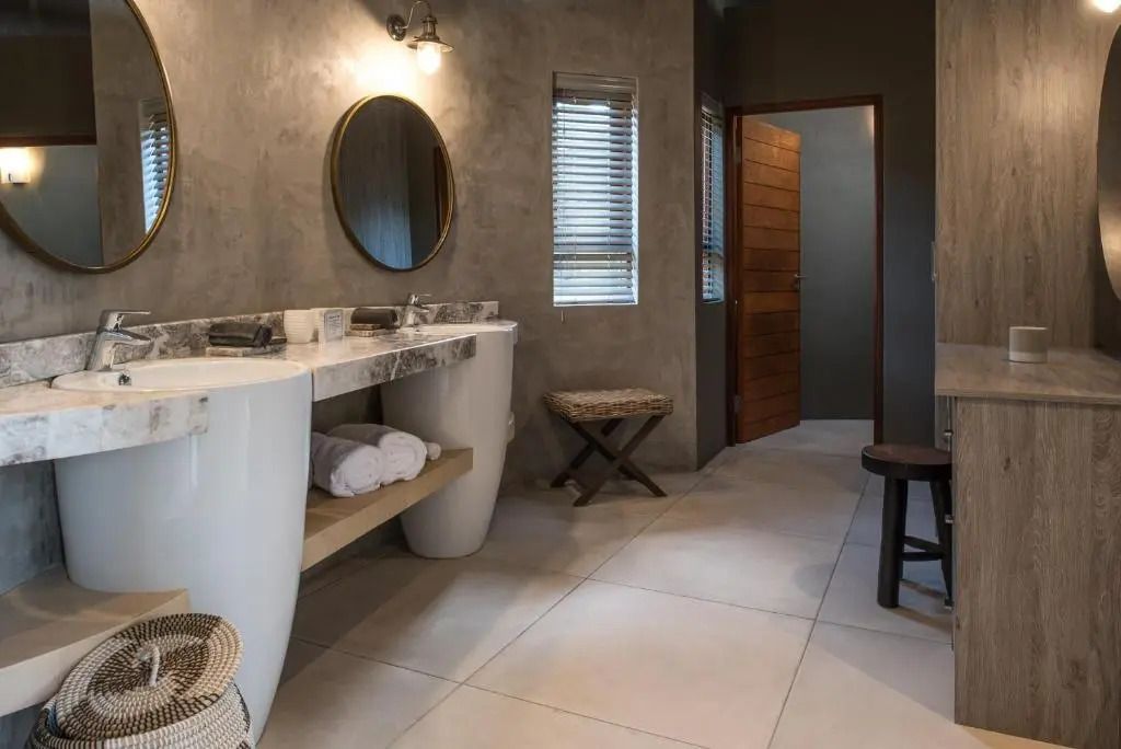 Geräumiges Badezimmer mit Doppelwaschbecken und modernem Interieur