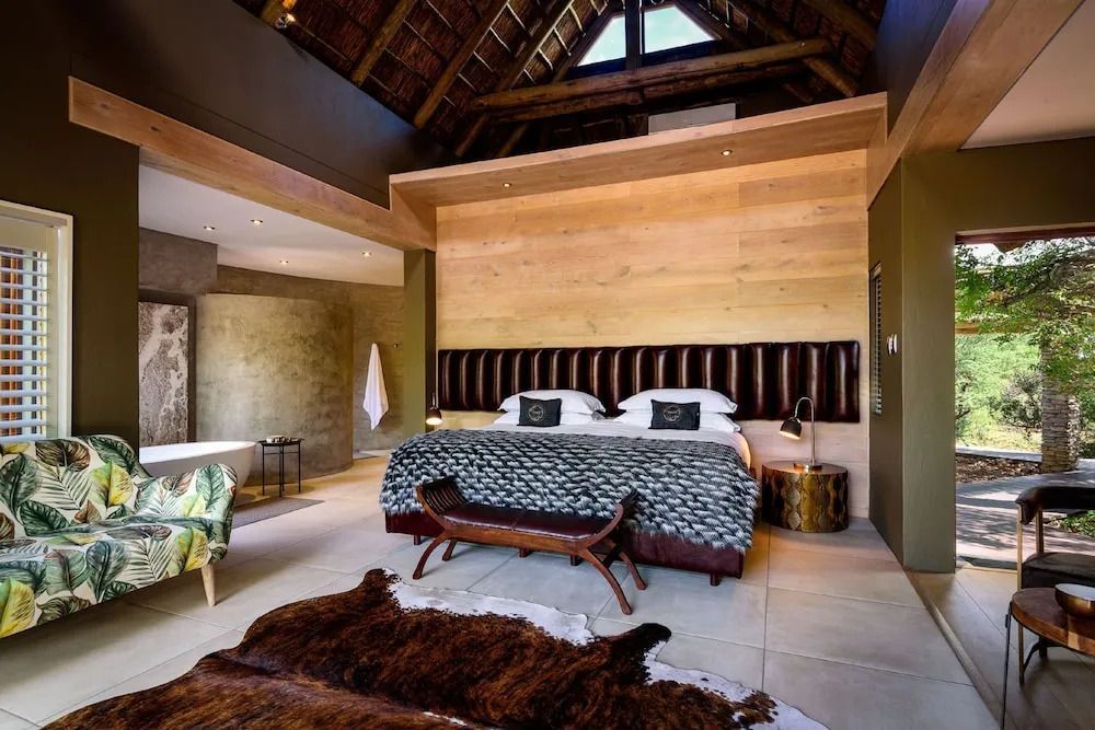 Großes Schlafzimmer mit Doppelbett und luxuriösem Dekor