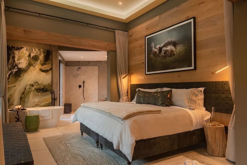 Schlafzimmer der Superior Suite mit gemütlichem Bett und Kunstwerk