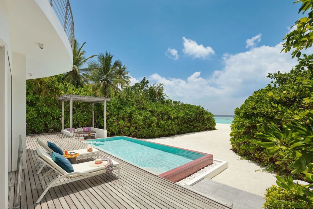 Privater Pool mit Aussicht auf tropischen Strand und Meer