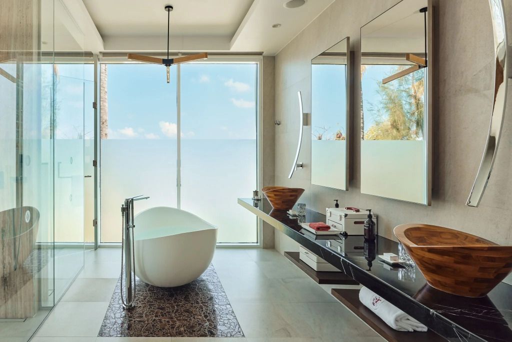 Modernes Badezimmer mit freistehender Badewanne und Blick ins Freie