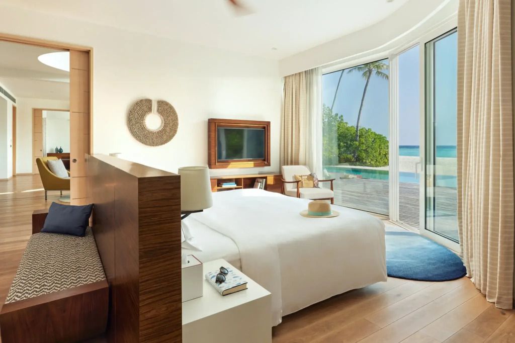 Helles Schlafzimmer mit Meeresblick und direktem Zugang zur Terrasse