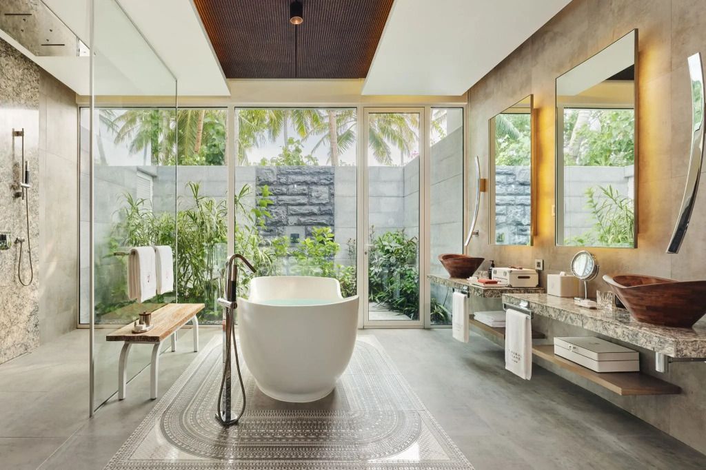 Modernes Badezimmer mit großer Badewanne und Tageslicht