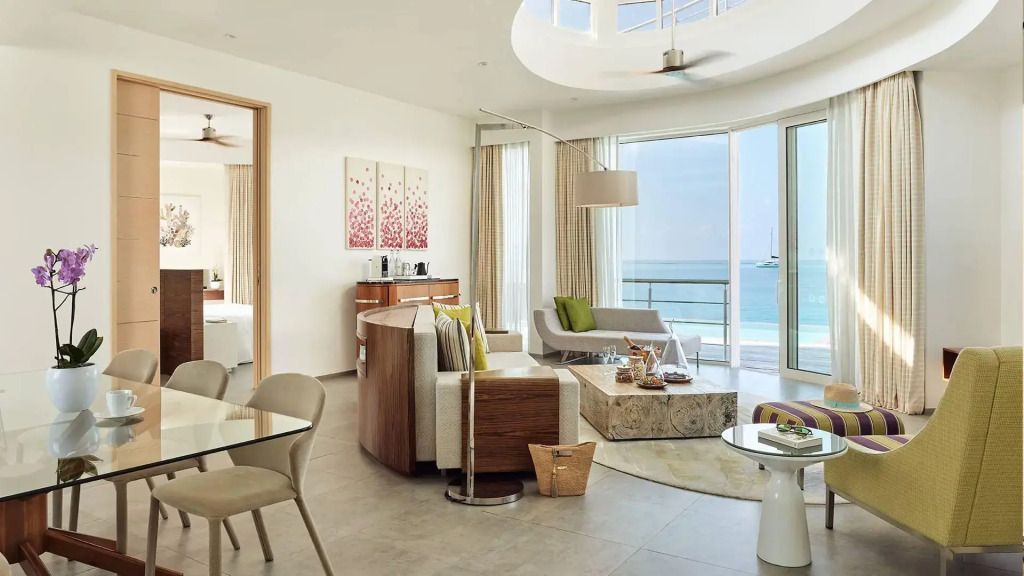 Lichtdurchflutetes Wohnzimmer mit modernem Design und Meerblick in der Villa