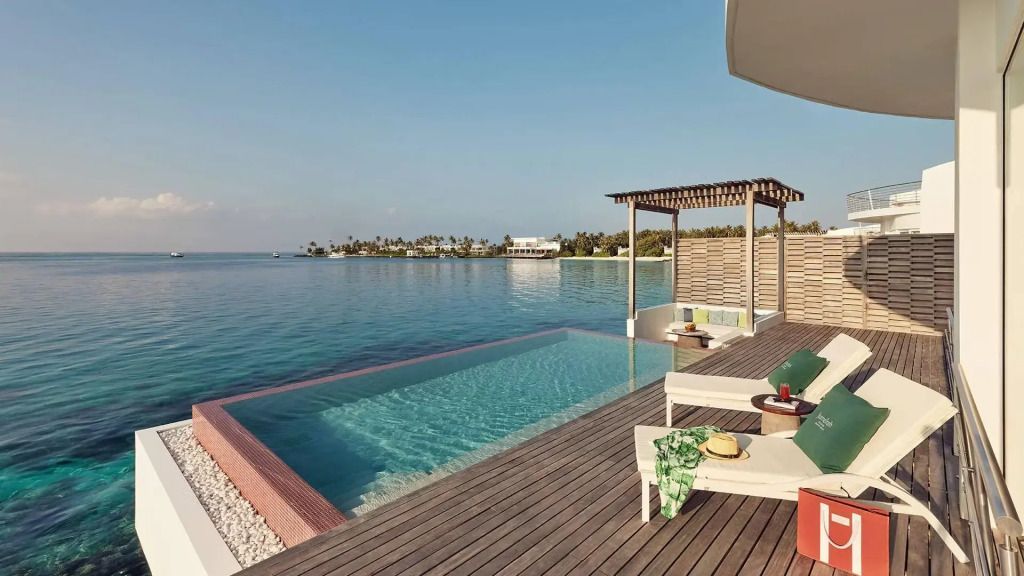 Infinity-Pool auf einer Terrasse mit Blick auf den Indischen Ozean