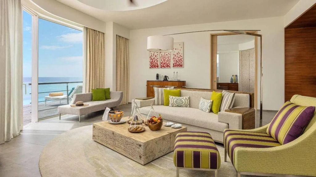 Elegantes Wohnzimmer mit moderner Einrichtung und Meerblick