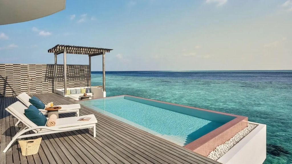 Infinity Pool mit Blick auf das weite Meer und gemütlichen Liegestühlen