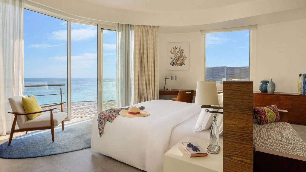 Helles Schlafzimmer mit Meerblick und stilvoller Einrichtung