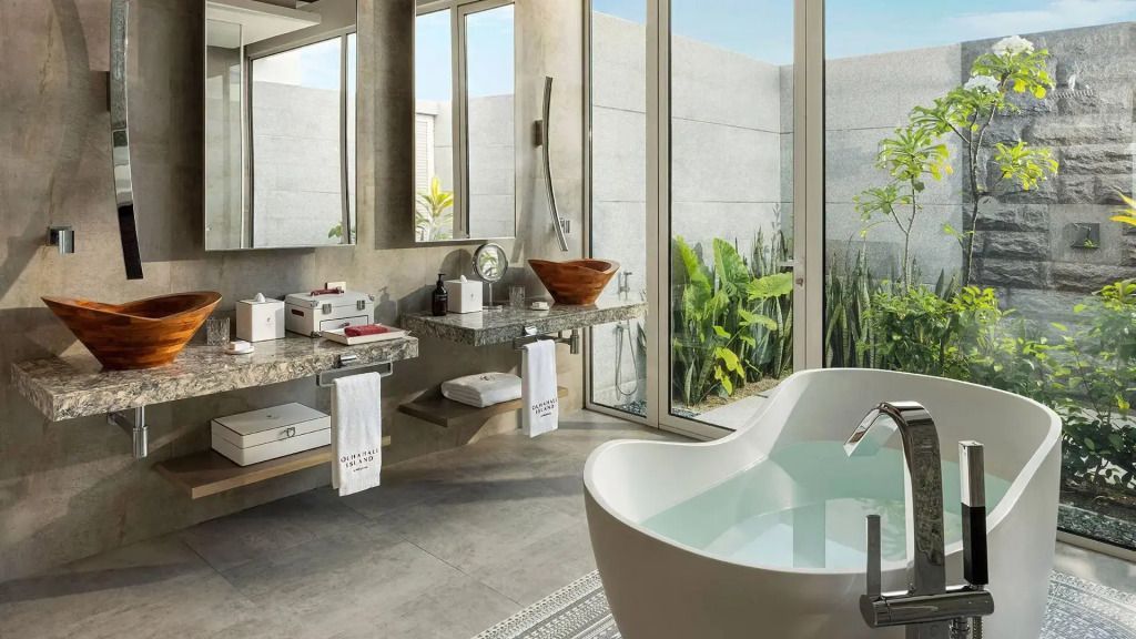Elegant eingerichtetes Badezimmer mit moderner Badewanne