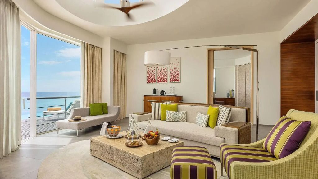 Helles Wohnzimmer mit moderner Einrichtung und Blick auf den Ozean