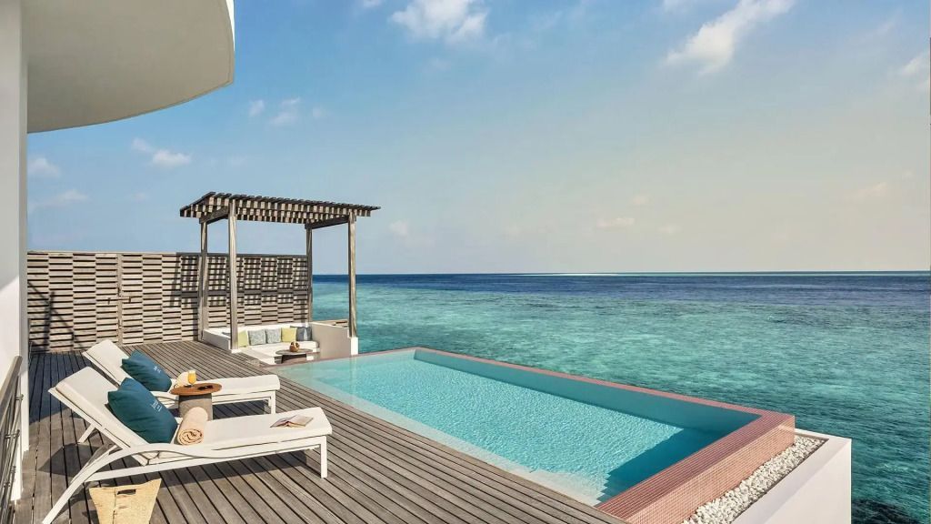 Privater Pool mit atemberaubendem Meerblick und gemütlicher Terrasse