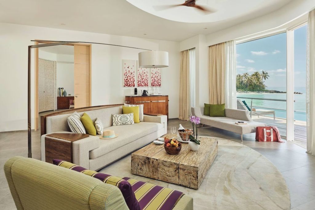 Luxuriöses Wohnzimmer einer Villa mit Sofas und direktem Zugang zur Terrasse