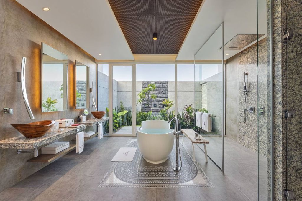 Modernes Badezimmer einer Villa mit freistehender Badewanne und Glasdusche