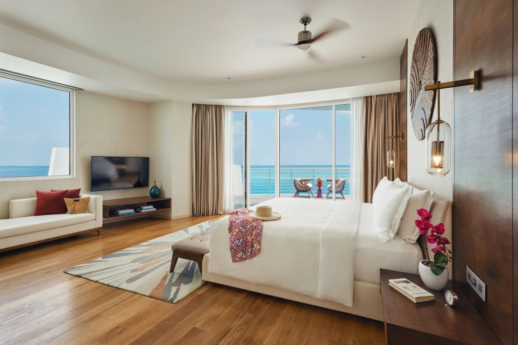 Helles Schlafzimmer mit Meerblick Fenstern und moderner Einrichtung