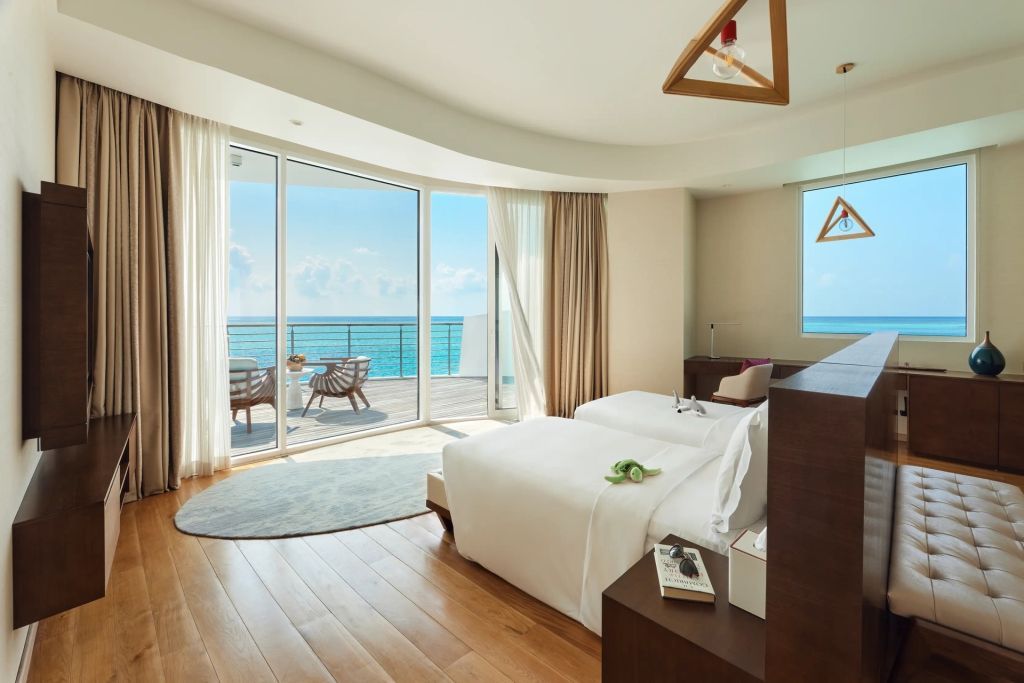 Schlafzimmer mit direktem Zugang zu einer Terrasse und Meerblick