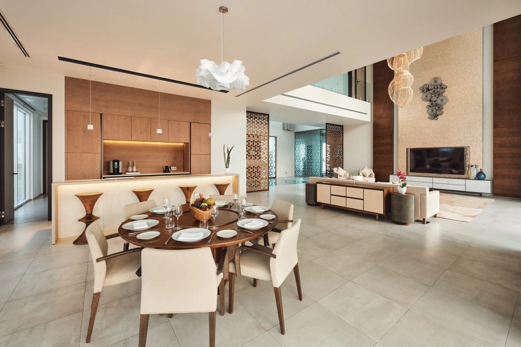 Modernes Esszimmer mit offener Küche und elegantem Esstisch