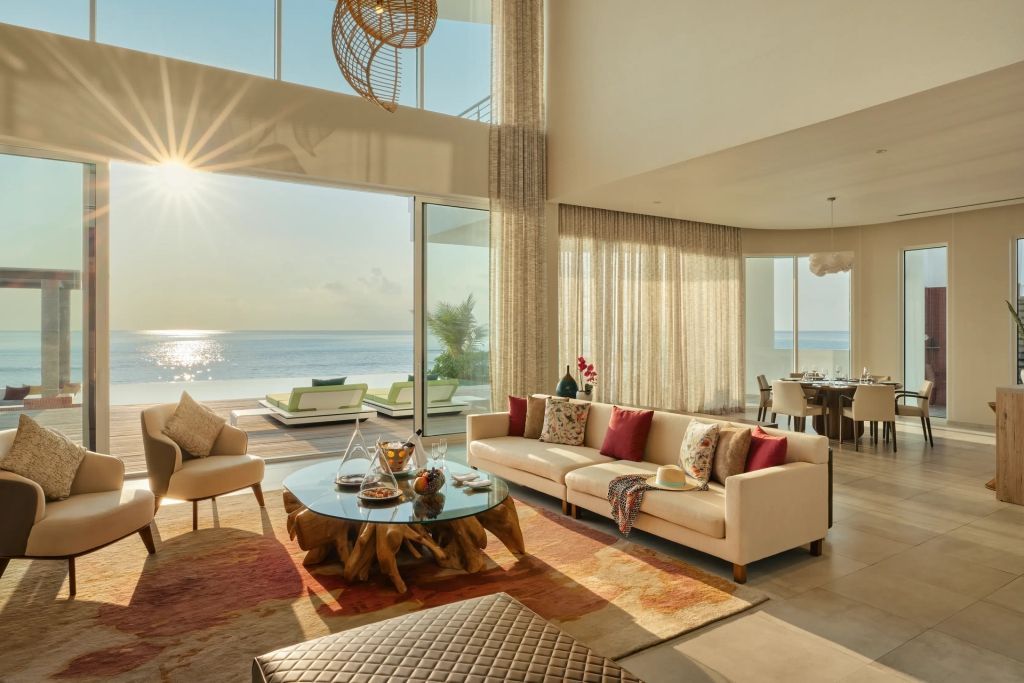 Luxuriöses Wohnzimmer mit Meerblick und stilvollen Möbeln