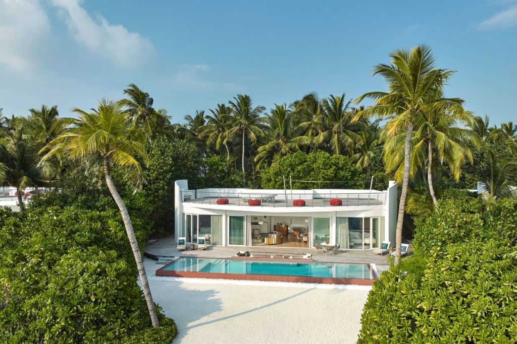 Luxuriöse Villa mit Infinity-Pool und umgeben von tropischen Palmen