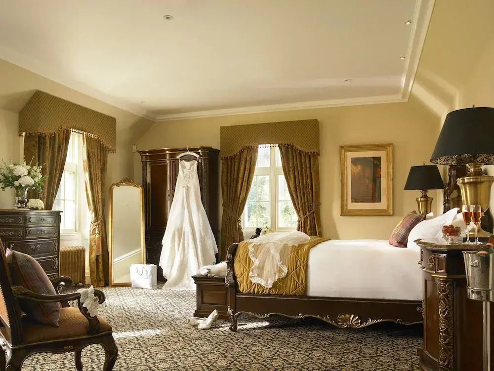 Helles Deluxe Doppelzimmer mit Himmelbett und Spiegel