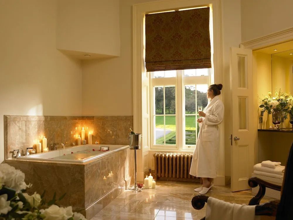Wellness-Badezimmer mit Kerzenlicht und Aussicht