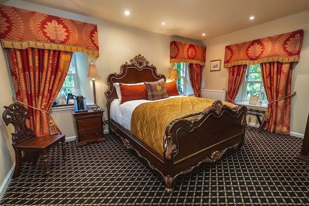 Geräumiges Zimmer mit luxuriösem Doppelbett und ansprechender Einrichtung