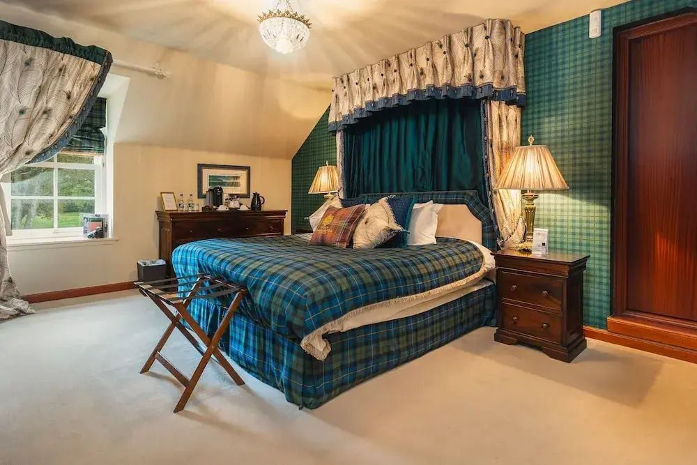 Gemütliches Zimmer mit blau kariertem Doppelbett und eleganten Möbeln