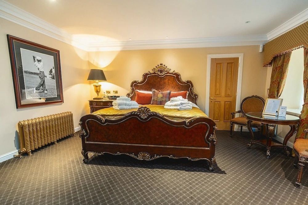 Elegantes Schlafzimmer mit stilvollem antiken Mobiliar