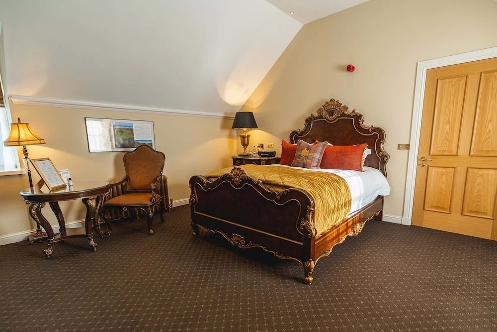 Charmantes Schlafzimmer mit eleganten Möbeln und sanfter Beleuchtung