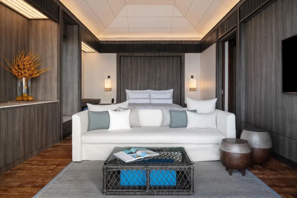 Schlafzimmer mit Doppelbett und stilvollem Interieur in neutralen Tönen.