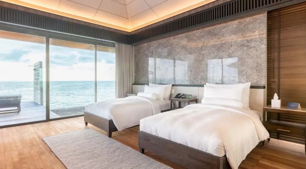 Zweibettzimmer mit Blick aufs Meer in der Grand Madifushi Aqua Pool Villa