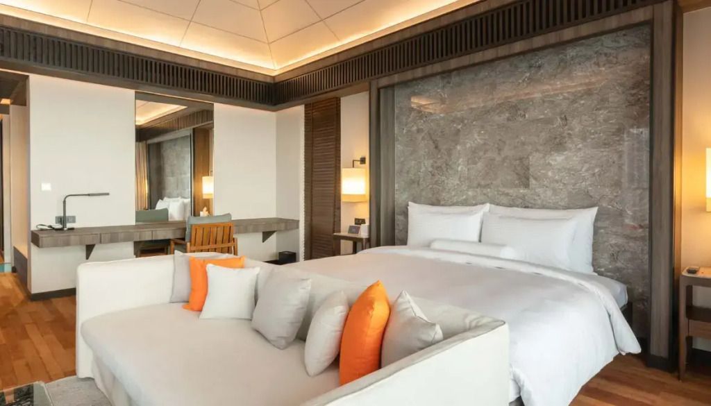 Großes Bett mit bequemen Kissen in der Grand Madifushi Aqua Pool Villa