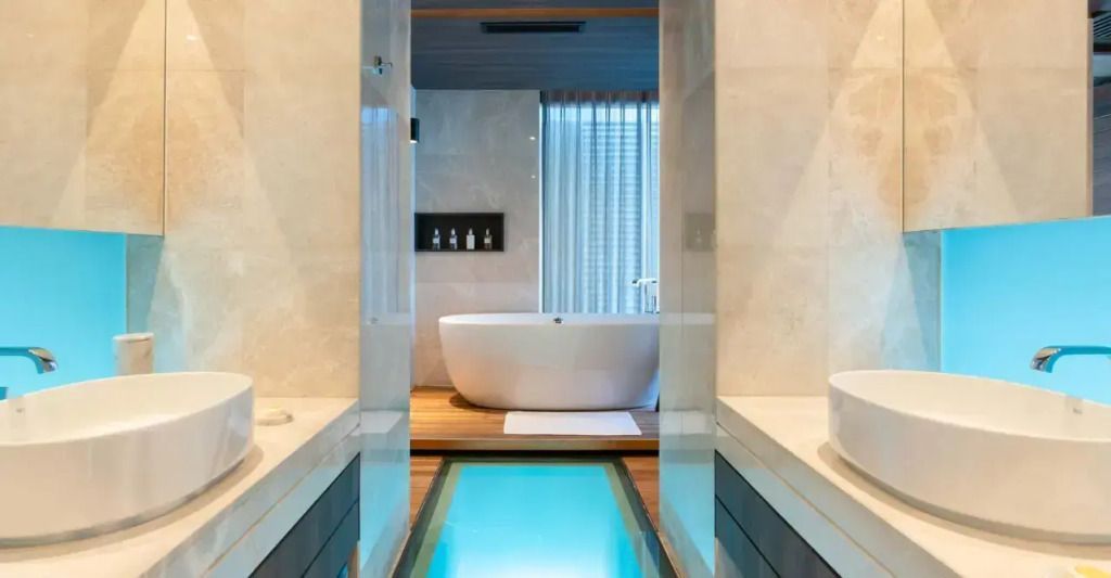 Luxuriöses Badezimmer mit freistehender Badewanne in der Grand Madifushi Aqua Pool Villa