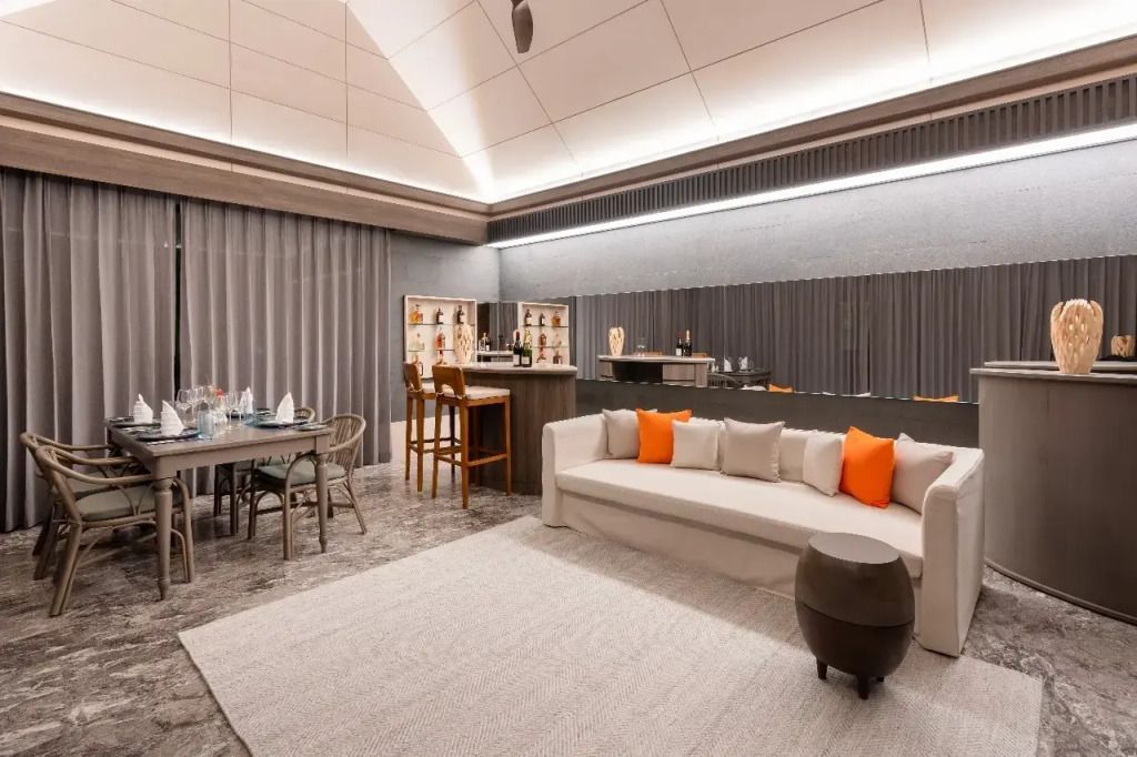 Eleganter Wohnbereich mit moderner Bar und stilvollen Möbeln