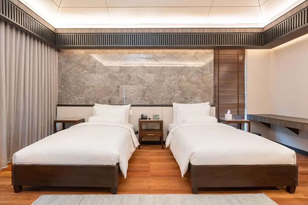 Zwei Einzelbetten in einem edlen Schlafzimmer mit modernen Akzenten