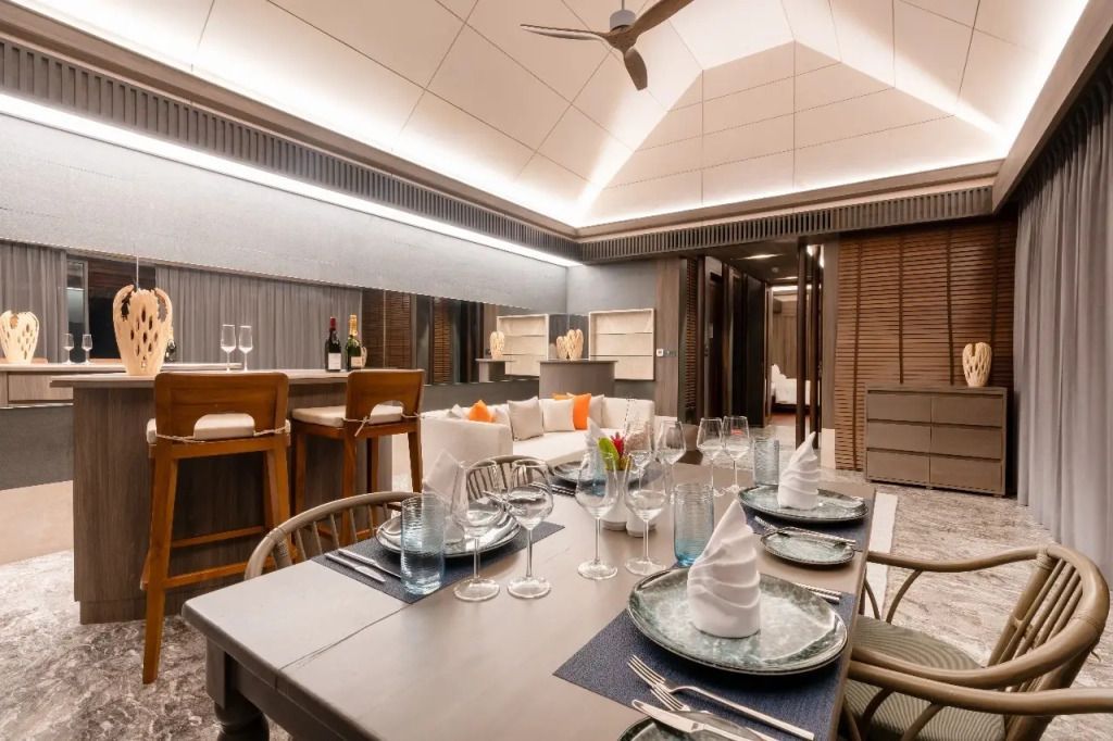 Luxuriöser Essbereich mit feiner Tischdeko und Blick ins Wohnzimmer