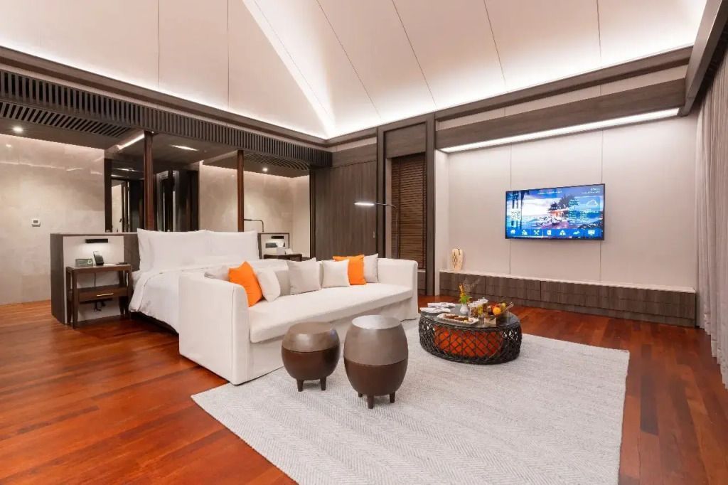 Luxuriöses Schlafzimmer mit Doppelbett, stilvoller Beleuchtung und moderner Einrichtung