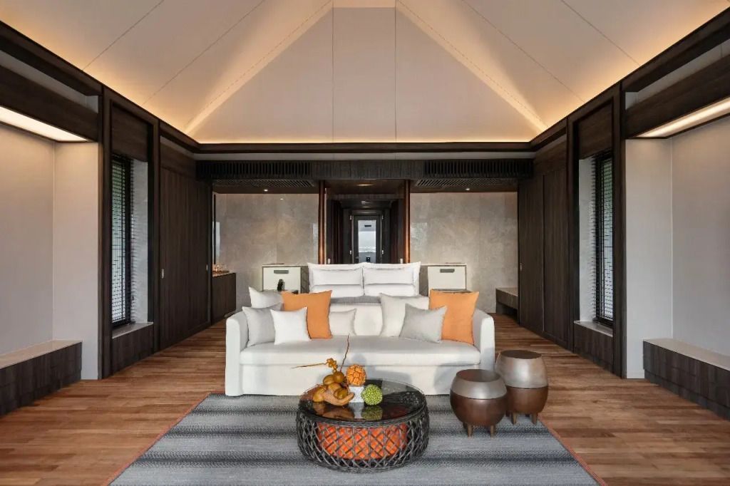 Geräumiges Schlafzimmer mit modernem Design und warmen Farbtönen